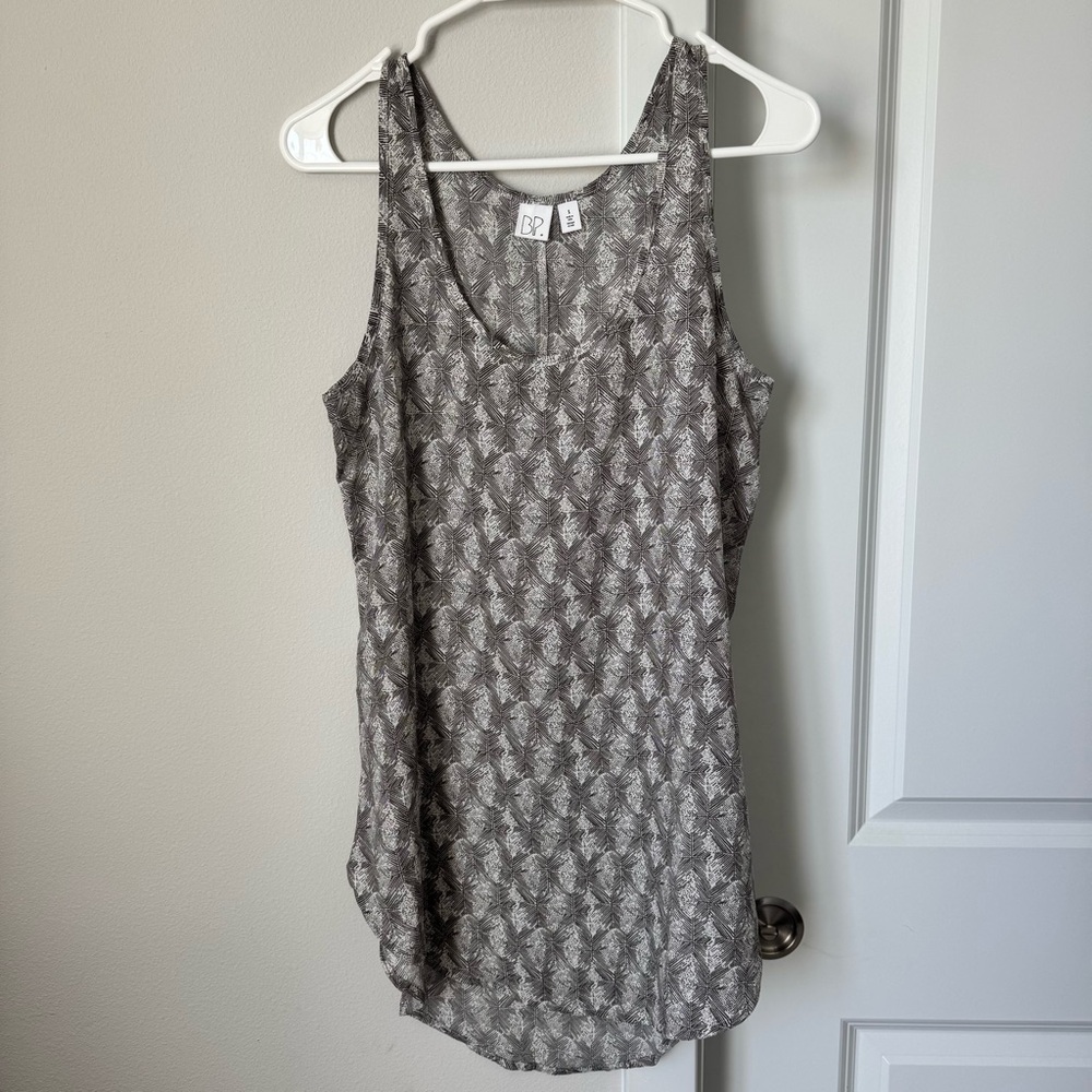 BP Gray and White Patterned Tank Top Size Small Geometric Lines Curved Hemline